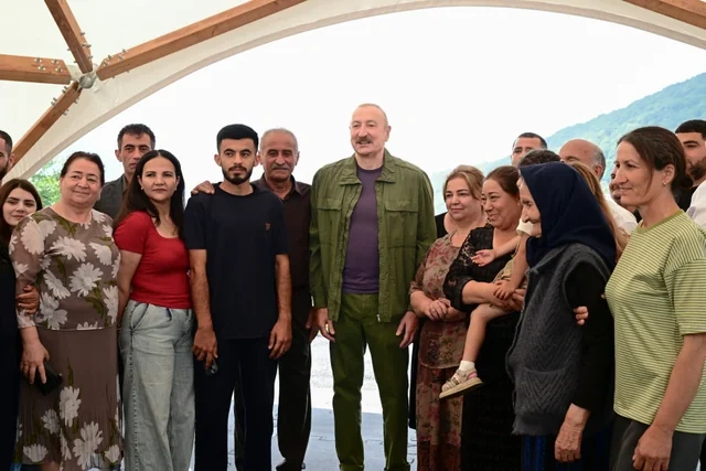 Prezident Kiçik Qaladərəsində görülən işlərlə tanış olub və kəndə qayıdan sakinlərlə görüşüb - FOTO