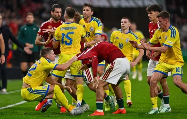 Ukrayna-Macarıstan matçında KÜTLƏVİ DAVA: Futbolçular bir-birinə GİRDİLƏR - VİDEO