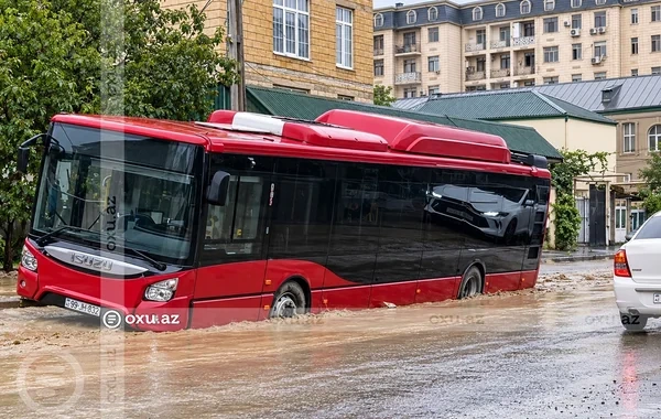 Xırdalanda sərnişin avtobusu yolda yaranan çuxura düşdü - Video