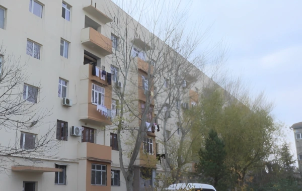 Binanın dam örtüyü sakinlərin həyatı üçün təhlükə törədir