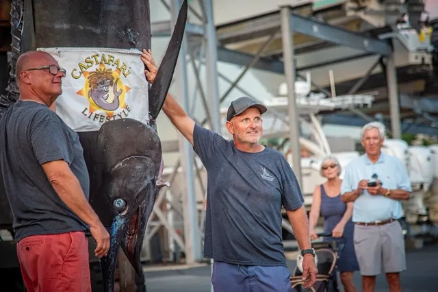 ABŞ-də iki balıqçı tarixdə ikinci ən böyük mavi marlin balığını tutub - FOTO