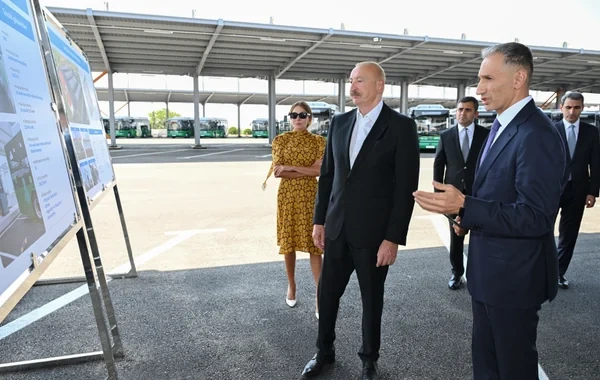 Prezident Naxçıvanda elektrik mühərrikli yeni avtobuslara baxıb, dəmir yolu infrastrukturunda aparılan yenidənqurma işləri ilə tanış olub - VİDEO