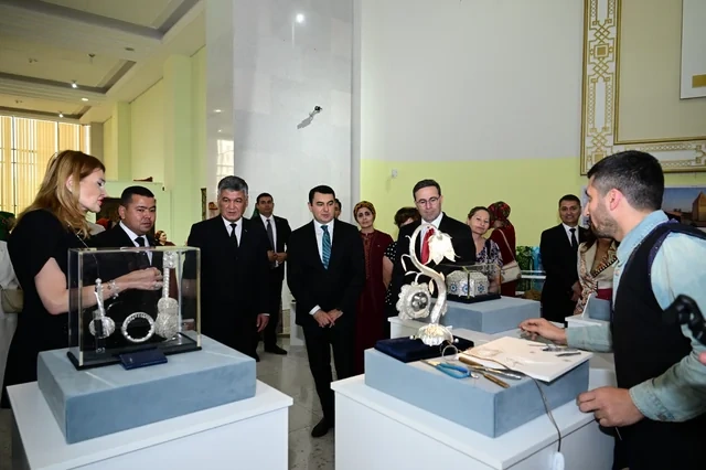 Türkmənistan Dövlət Təsviri Sənət Muzeyində "Azərbaycan milli irsinin inciləri" adlı sərginin açılışı keçirilib - FOTO