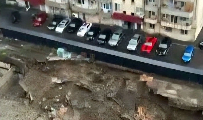Tiflisin mərkəzində torpaq sürüşməsi: küçələr su altında qaldı