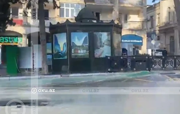 Səhər saatlarında Bakıda su borusu partladı, hərəkət çətinləşdi - VİDEO
