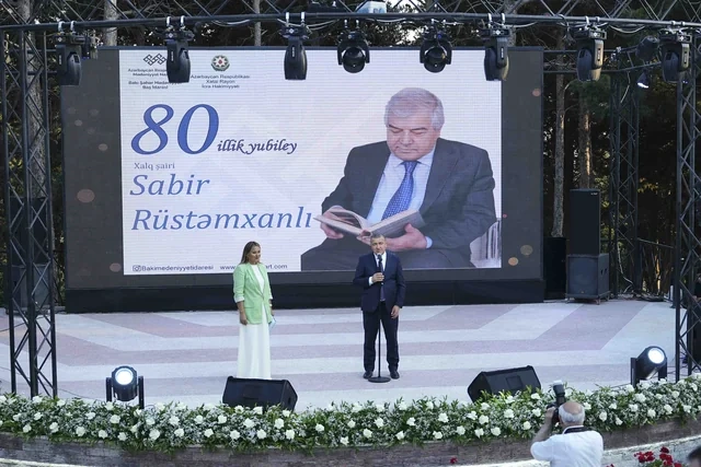 Xətai rayonunda Xalq şairi Sabir Rüstəmxanlının 80 illik yubileyinə həsr olunmuş təntənəli tədbir keçirilib