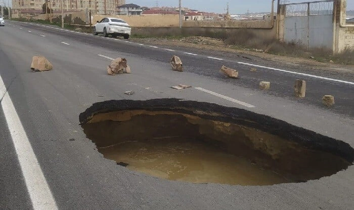 Abşeronda yeni çəkilən yol çökdü - Foto