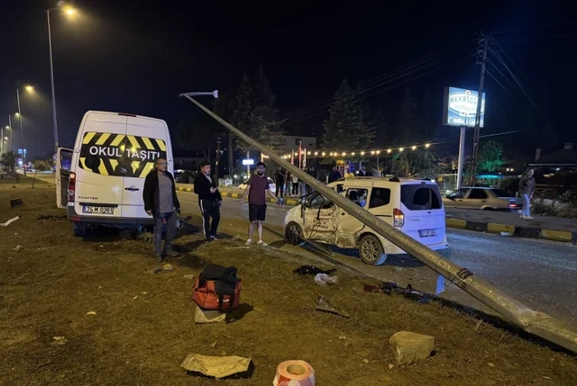 Türkiyədə mikroavtobus yük maşını ilə toqquşdu, onlarla yaralı var - FOTO