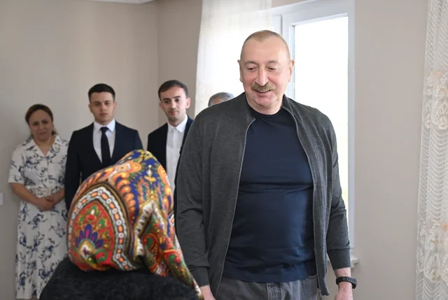 İlham Əliyev Şuşanın Böyük Qaladərəsi kəndində görülən işlərlə tanış olub, sakinlərlə görüşüb