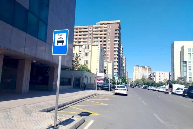 Altı tibb müəssisəsinin yanında minib-düşmə yerləri yaradılıb  - FOTO