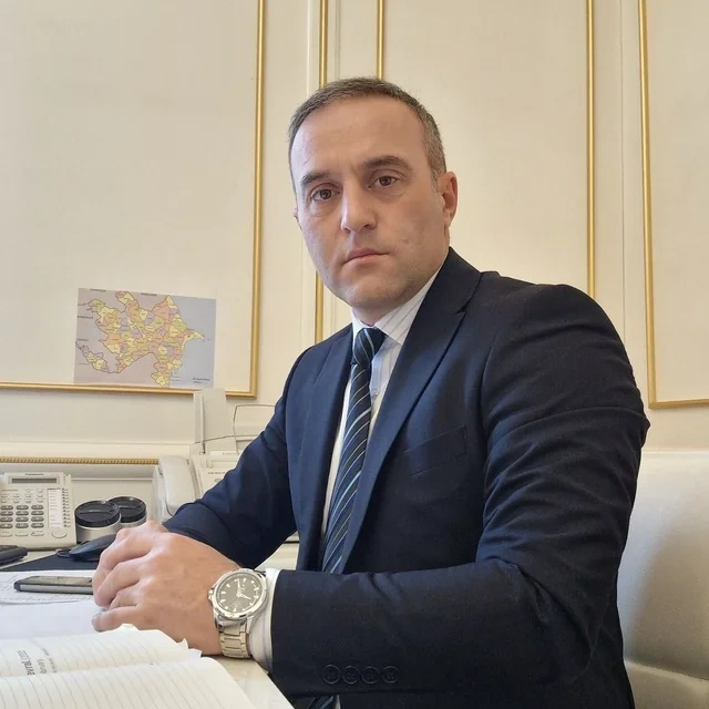 İcra başçısı iki vəzifəli şəxsi işdən çıxardı