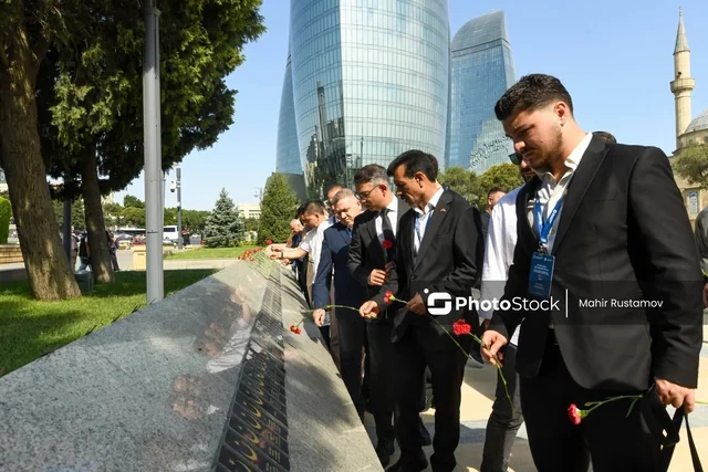 Türkiyə, Gürcüstan və İraqın azərbaycanlı din xadimləri Fəxri və Şəhidlər xiyabanlarını ziyarət ediblər - FOTO -VİDEO