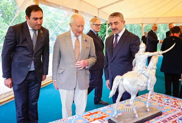 "Vindzor Kral Atçılıq Şousu"nda III Çarlza Azərbaycanın milli hədiyyələri təqdim edilib - FOTO - VİDEO