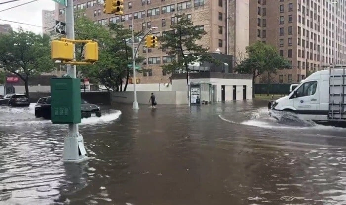 Güclü yağışlar Nyu Yorku su altında qoydu - Video