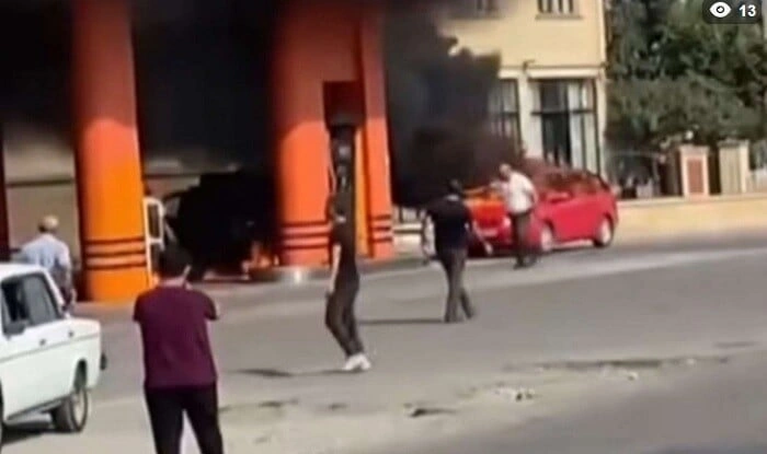 Böyük faciənin qarşısını aldı: Yanan maşını... - Video