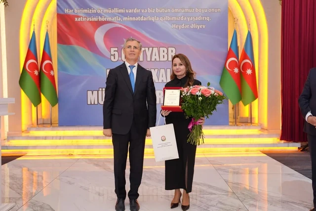 Xətai rayonunda Beynəlxalq Müəllimlər Günü münasibətilə "Zirvəyə Aparan İşıq" adlı tədbir keçirilib - Foto/Video
