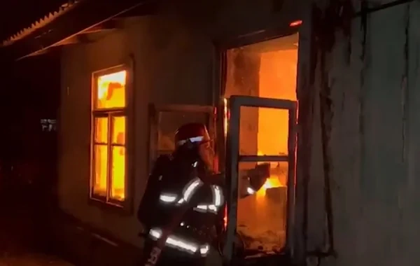 Ailə üzvləri ilə mübahisə etdi, yaşadığı evi yandırdı