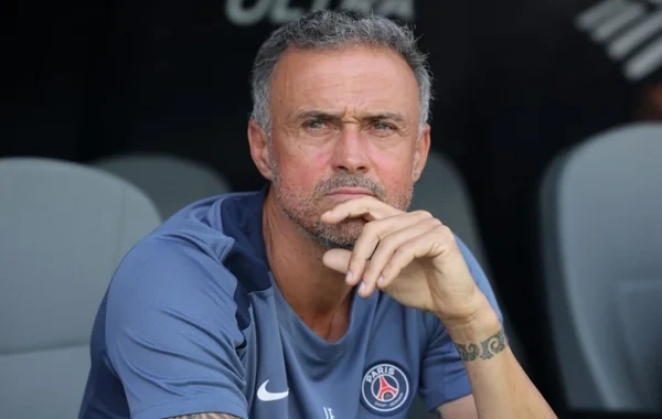 PSJ-də gərgin vəziyyət: Acı məğlubiyyət baş məşqçi ilə ulduz futbolçu arasında fikir ayrılığı yaratdı