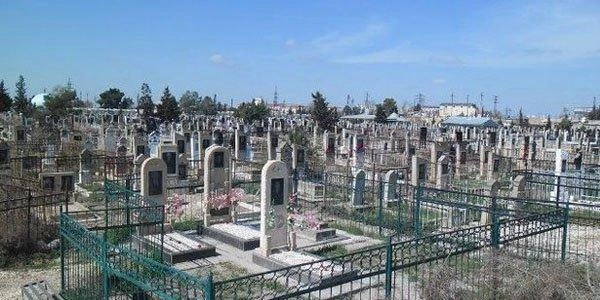 Qəbiristanlığın içində bina tikib satırlar - Video