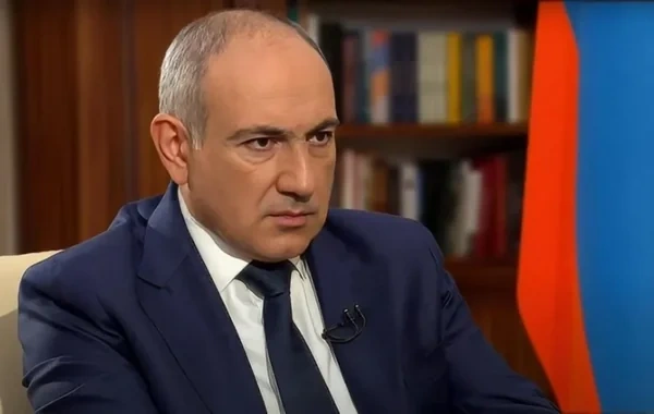 Paşinyan Vensə Qarabağın tarixinə dair kitab hədiyyə edən direktoru işdən qovdu