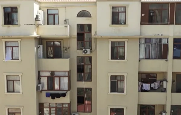 Bina sakinləri çətin vəziyyətdə: Mənzilə çıxarış verilmir, evin içinə su damır - VİDEO