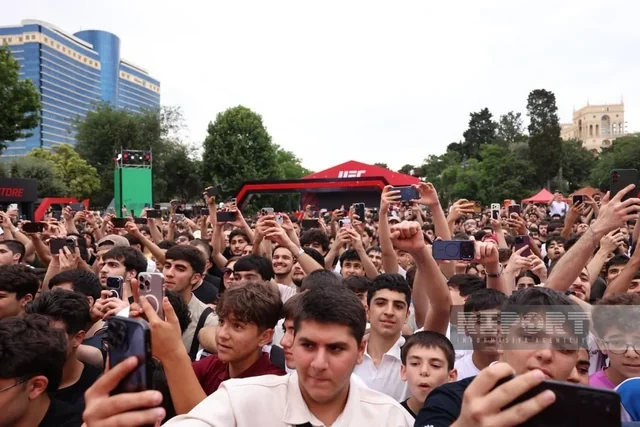 UFC döyüşçüləri Bakıda azarkeşlərlə görüşüblər
