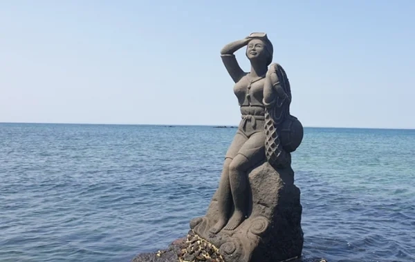 Cənubi Koreyada qalmaqal: Əcnəbi tarixi heykəli öpdü - FOTO