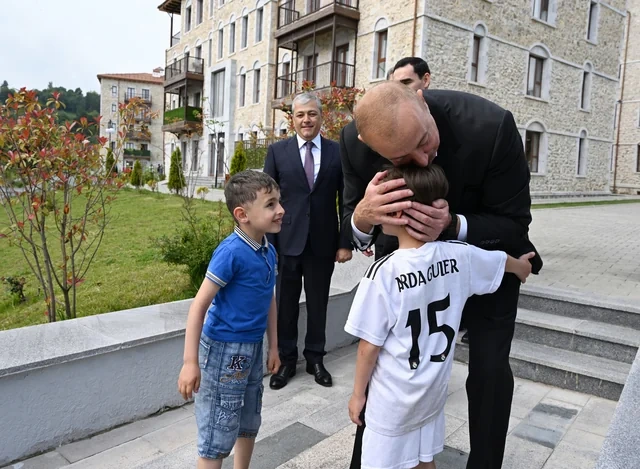 İlham Əliyev Sərdar Berdiməhəmmədov Şuşa şəhərində inşa edilmiş birinci yaşayış kompleksində olublar - FOTO