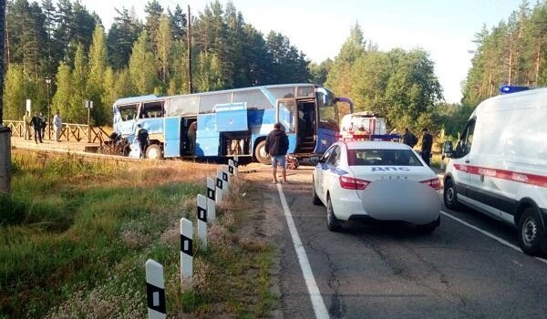 Qatar sərnişin avtobusu ilə toqquşdu: 8 ölü, 20 yaralı