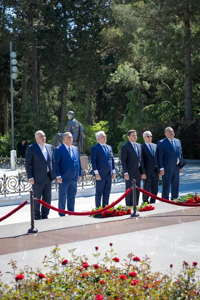 AZAL kollektivi və mülki aviasiyanın digər nümayəndələri Fəxri xiyabanı ziyarət ediblər - FOTO