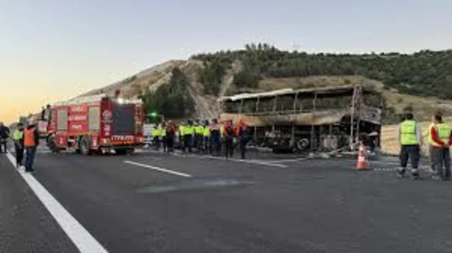 Türkiyədə dəhşətli avtobus qəzası: Həyat yoldaşını xilas etdi, özü isə doqquz aylıq körpəsi ilə can verdi - FOTO - VİDEO