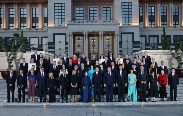 NATO sammitində maraqlı hədiyyə: Ərdoğan liderlərə kitab bağışladı - FOTO