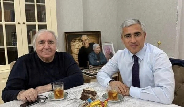 Prezidentin köməkçisi xalq şairi ilə görüşdü