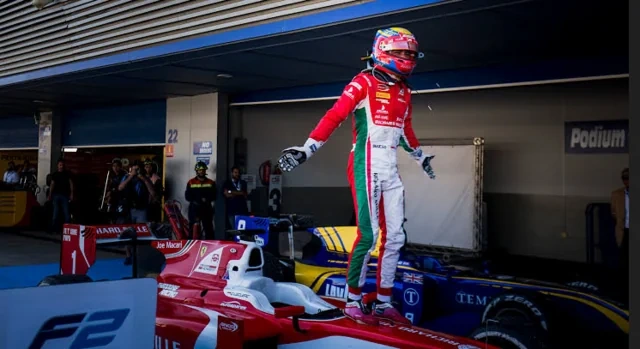 İdmandan kənar: Çempionluğa doğru irəlilədiyi vaxt atasını itirən, Ferrari sükanı arxasında böyüyən uşaq - Foto/Video