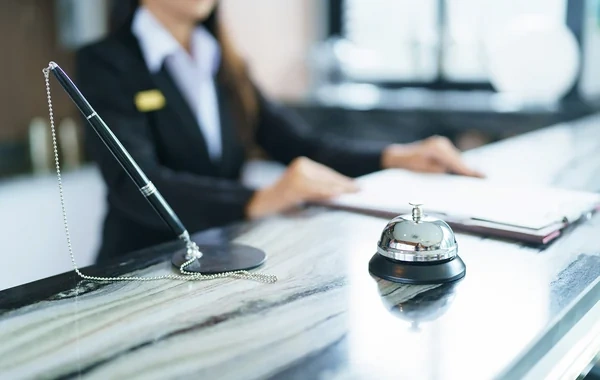 Özünü xəstəliyə vurub bir ildən çox hoteldə pulsuz qaldı