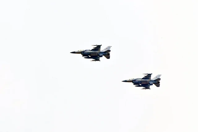 Azərbaycan və BƏƏ pilotlarından havada döyüş manevrləri - Foto/Video