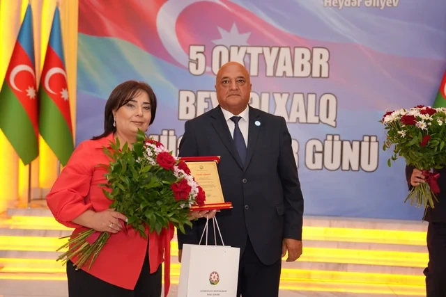 Xətai rayonunda Beynəlxalq Müəllimlər Günü münasibətilə "Zirvəyə Aparan İşıq" adlı tədbir keçirilib - Foto/Video