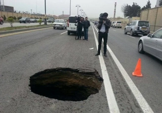 Çökən asfalt, yarılan yollar: Paytaxtdakı təhlükənin səbəbləri bəlli oldu - FOTO