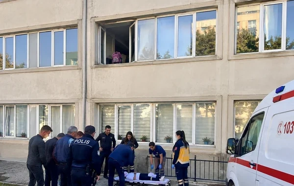 Bakıda 11-ci sinif şagirdi məktəbdə xəsarət aldı