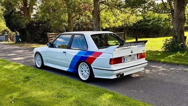 Əvvəllər məşhur müğənniyə məxsus olan "BMW M3 E30" hərraca çıxarılır - FOTO