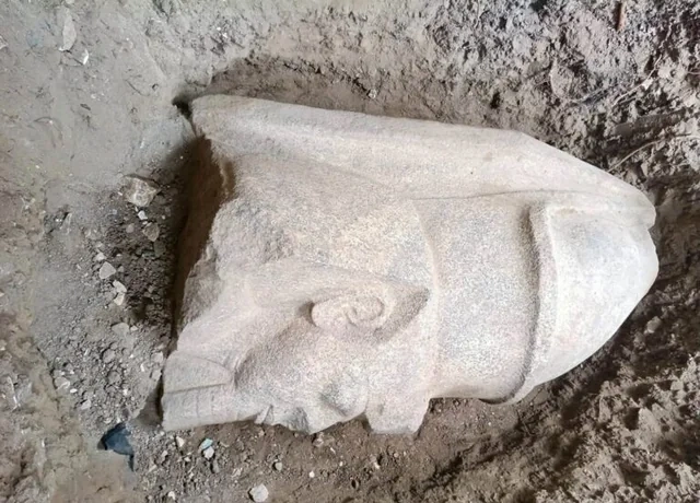 Misirdə evin qarşısında Ramzesin heykəlinin qalıqları tapıldı - Foto