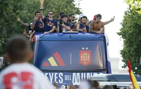 Madriddə çempionluq paradı keçirilir - VİDEO