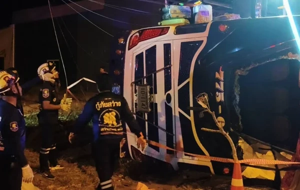 Tailandda avtobus aşıb, onlarla insan xəsarət alıb
