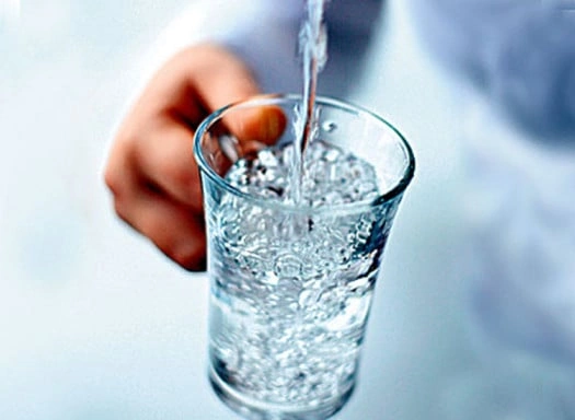 Yeməklə birlikdə su içənlərə xəbərdarlıq