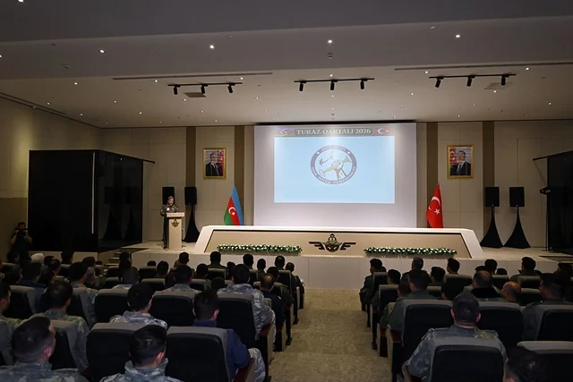 Azərbaycanın hərbi pilotları yeni silah sistemləri ilə tanış olublar - FOTO