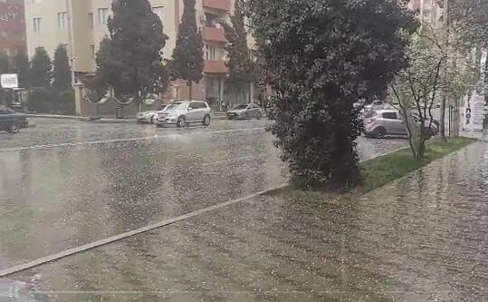 Sumqayıta dolu düşdü, Bakıya da yağdı - Video