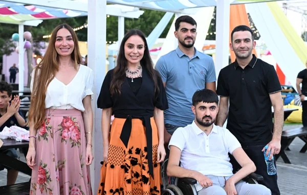 Leyla və Arzu Əliyevalar "CandyFest" yay festivalını ziyarət edib, "Sehrli mirvari" su sirki şousunu izləyiblər - FOTO
