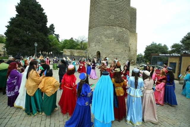 Bakının mərkəzində milli geyimlərdə gəzinti-yürüş təşkil olunub