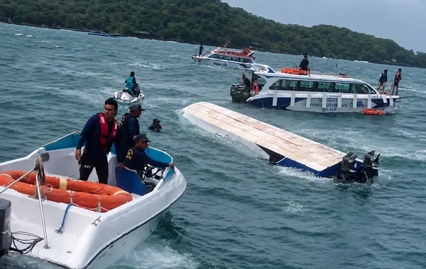 Vyetnamda turist qayığı ÇEVRİLDİ: 15 NƏFƏR HƏLAK OLDU - VİDEO