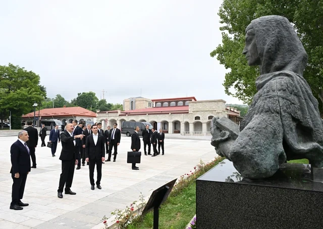 Prezidentlər Şuşada Azərbaycanın tanınmış şəxsiyyətlərinin işğal dövründə güllələnmiş büstlərinə baxıblar - FOTO
